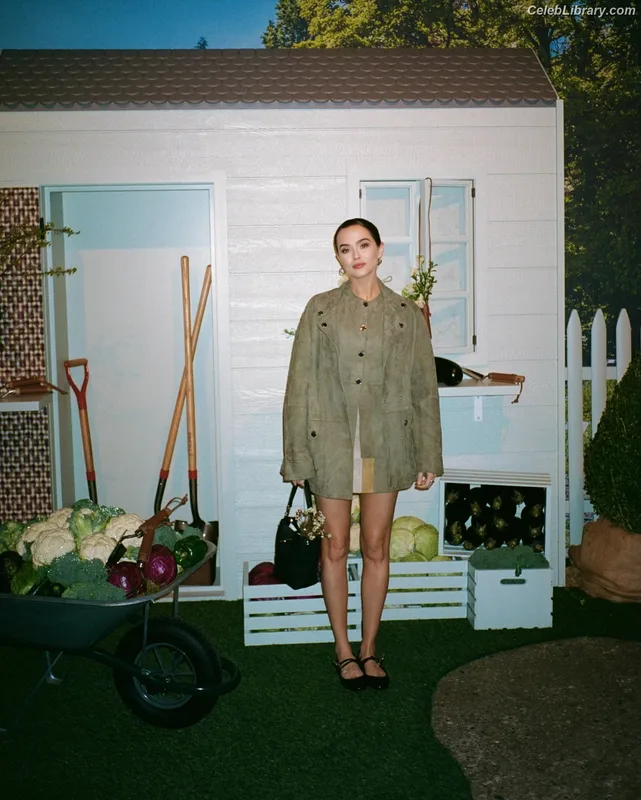Zoey Deutch photo 13 of 1461