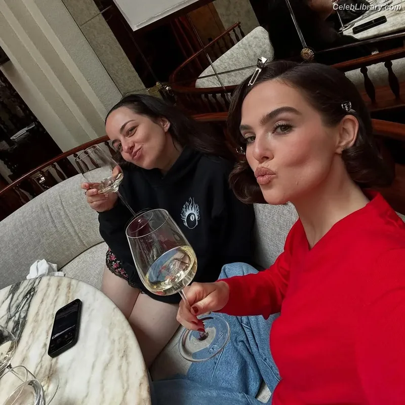 Zoey Deutch photo 5 of 1461