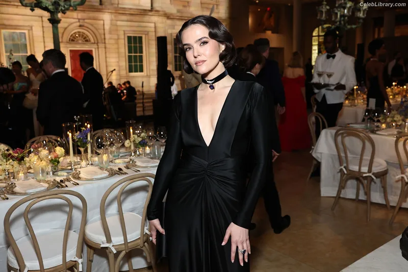 Zoey Deutch photo 11 of 1461