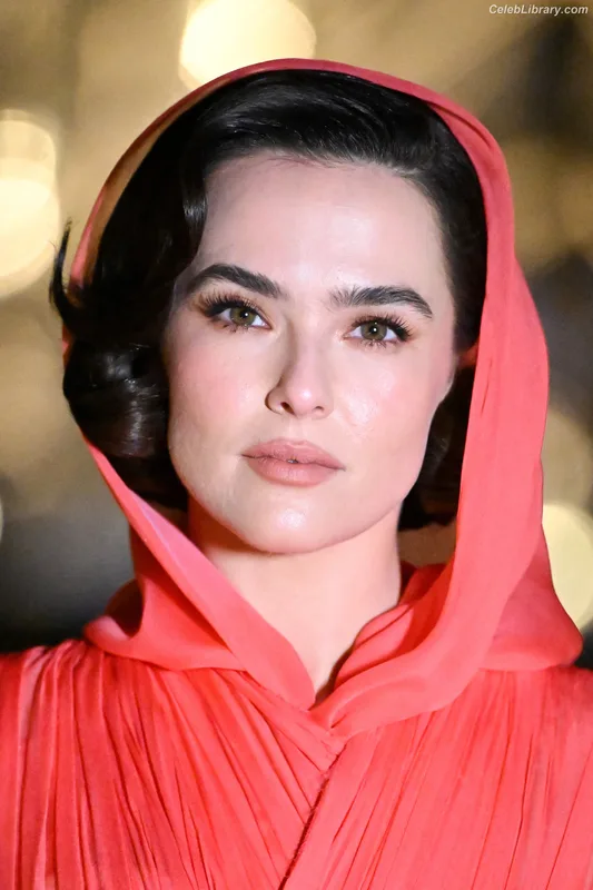 Zoey Deutch photo 4 of 1461