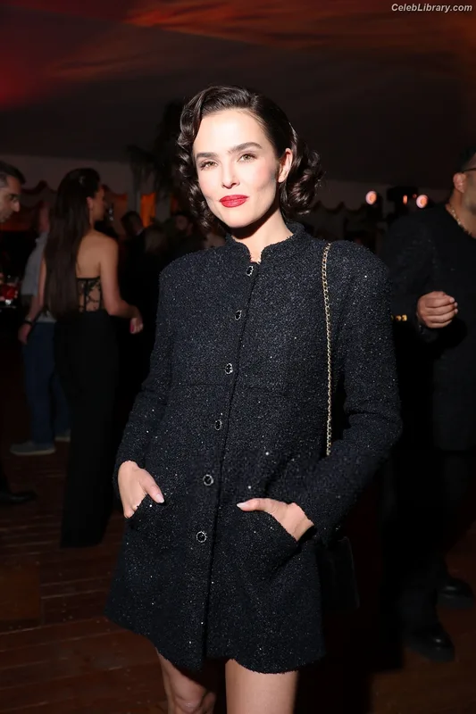 Zoey Deutch photo 11 of 1461