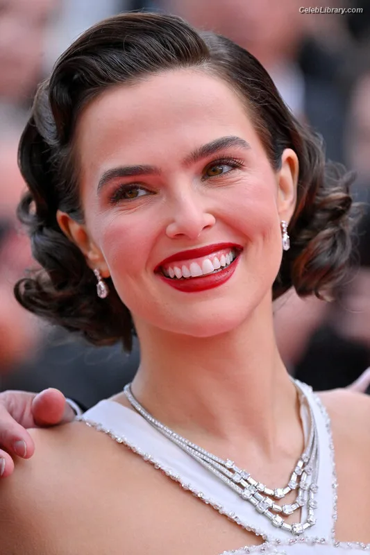 Zoey Deutch photo 13 of 1461