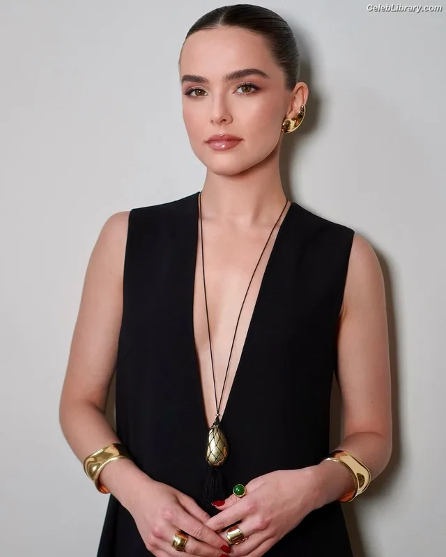 Zoey Deutch photo 12 of 1461