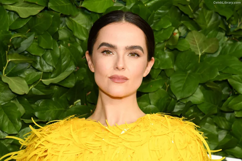 Zoey Deutch photo 14 of 1461