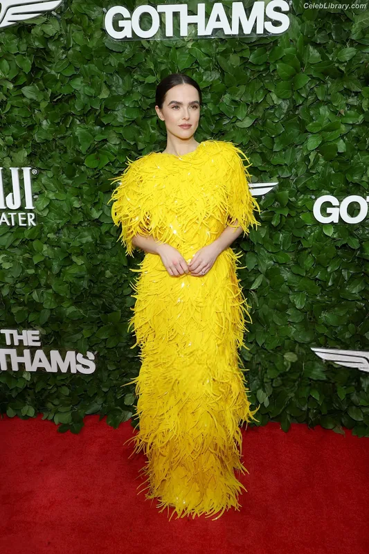 Zoey Deutch photo 11 of 1461