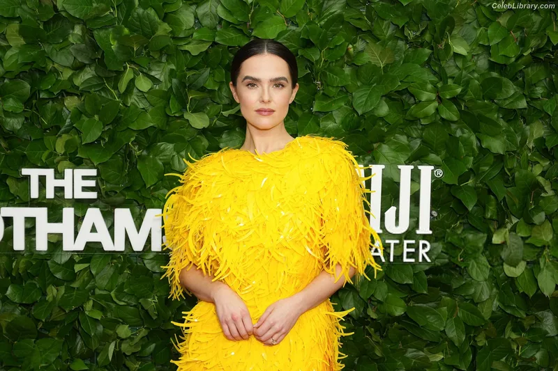 Zoey Deutch photo 21 of 1461