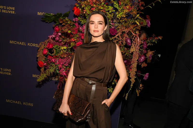 Zoey Deutch photo 6 of 1461