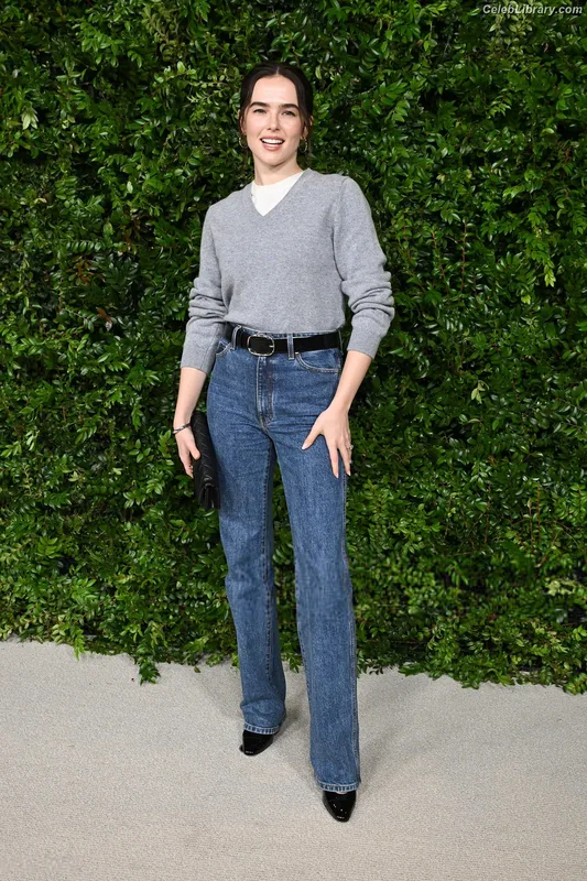 Zoey Deutch photo 9 of 1461