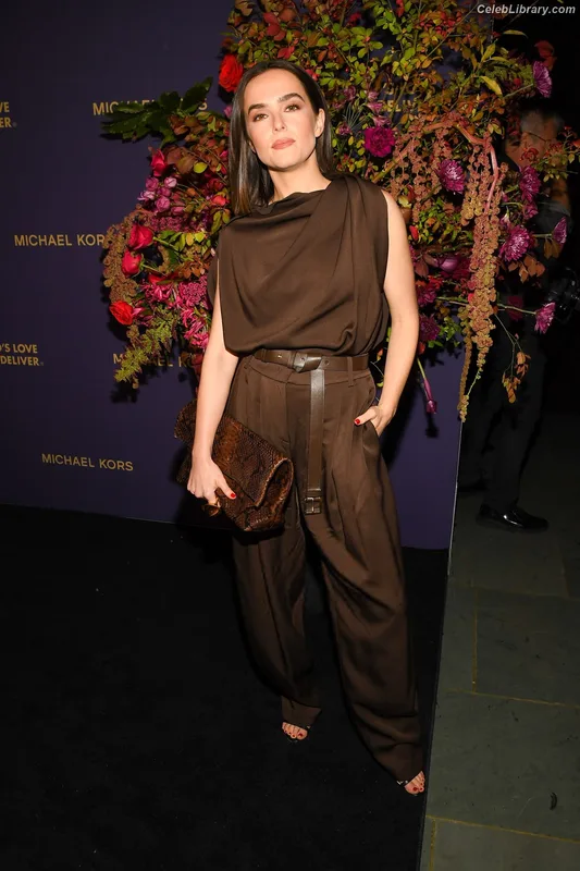 Zoey Deutch photo 11 of 1461
