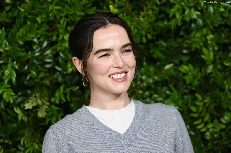 Zoey Deutch photo 12 of 1461