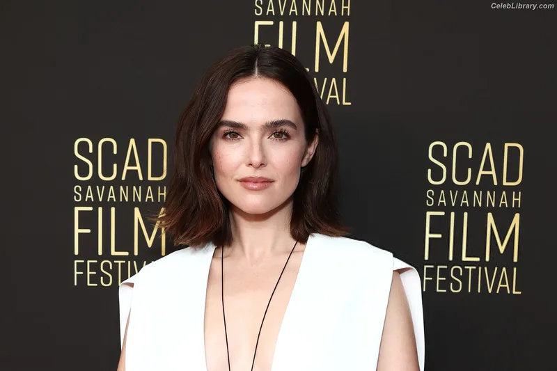 Zoey Deutch photo 23 of 1461