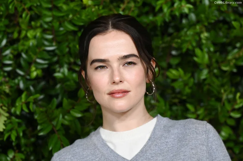 Zoey Deutch photo 1 of 1461