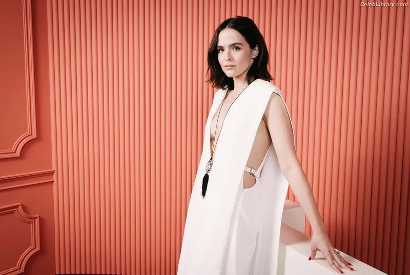 Zoey Deutch photo 8 of 1461