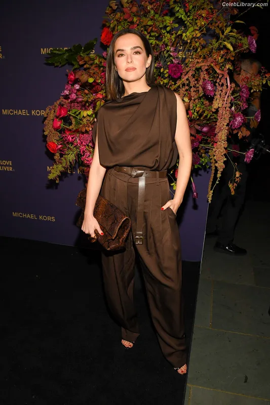 Zoey Deutch photo 11 of 1461