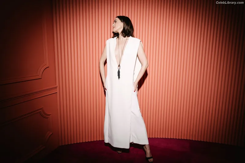 Zoey Deutch photo 15 of 1461