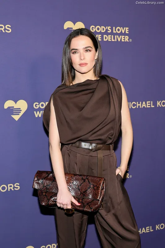 Zoey Deutch photo 16 of 1461
