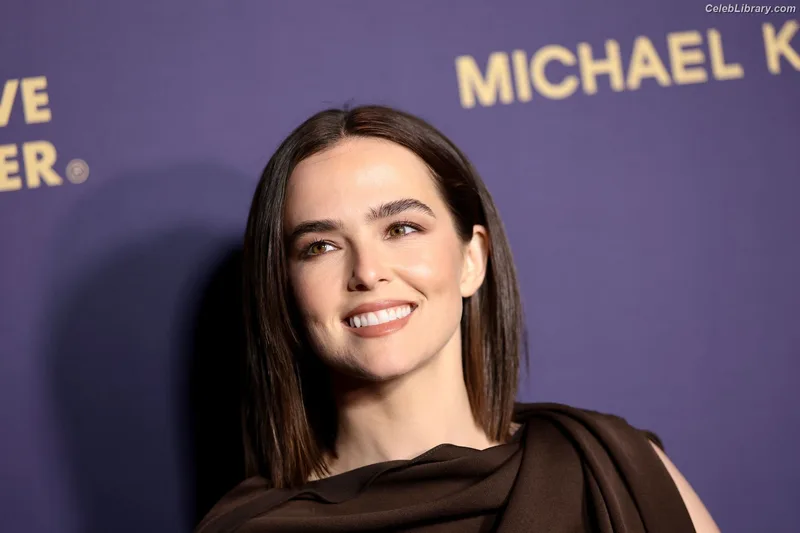 Zoey Deutch photo 10 of 1461