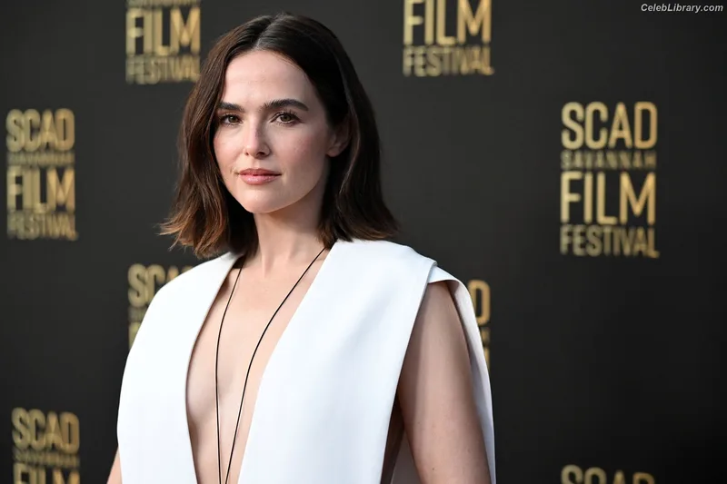 Zoey Deutch photo 22 of 1461
