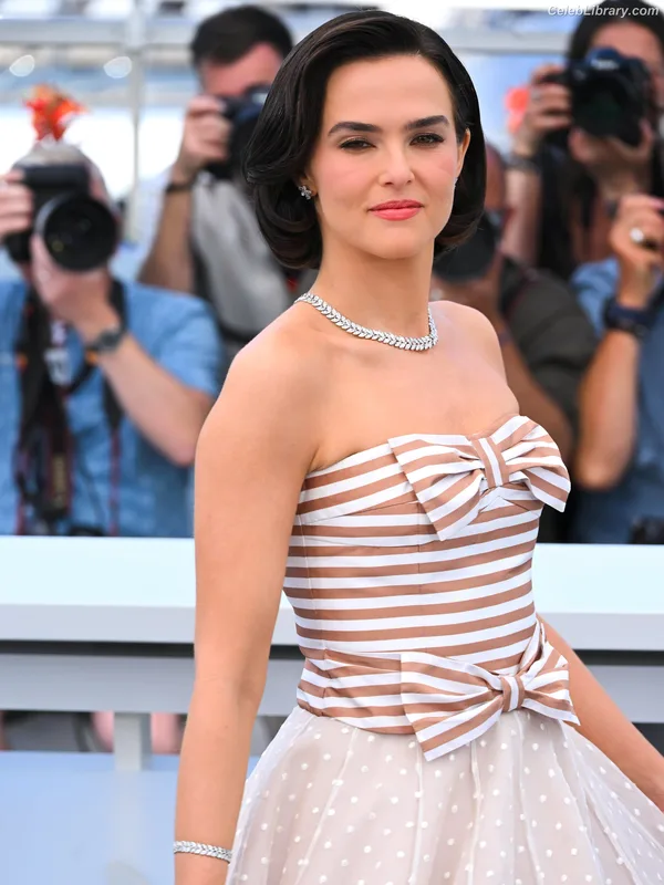 Zoey Deutch photo 11 of 1461