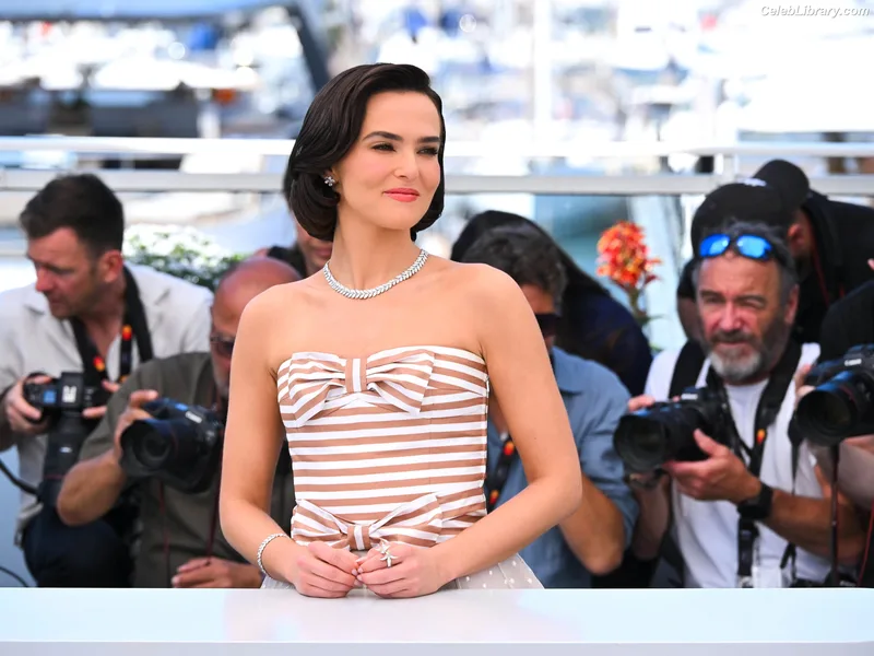 Zoey Deutch photo 13 of 1461