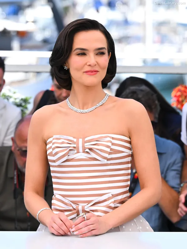 Zoey Deutch photo 9 of 1461