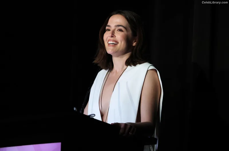 Zoey Deutch photo 10 of 1461
