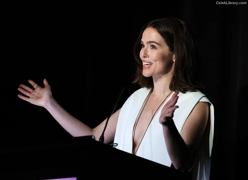 Zoey Deutch photo 12 of 1461