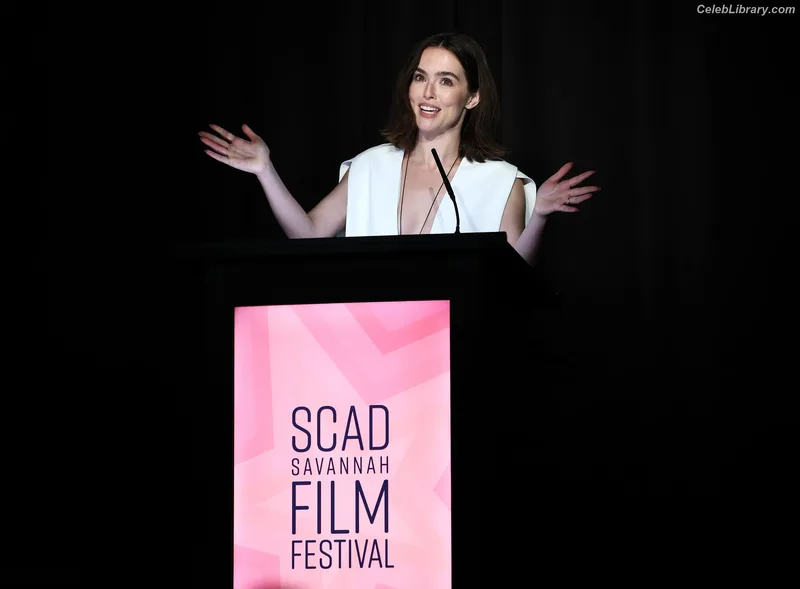 Zoey Deutch photo 15 of 1461