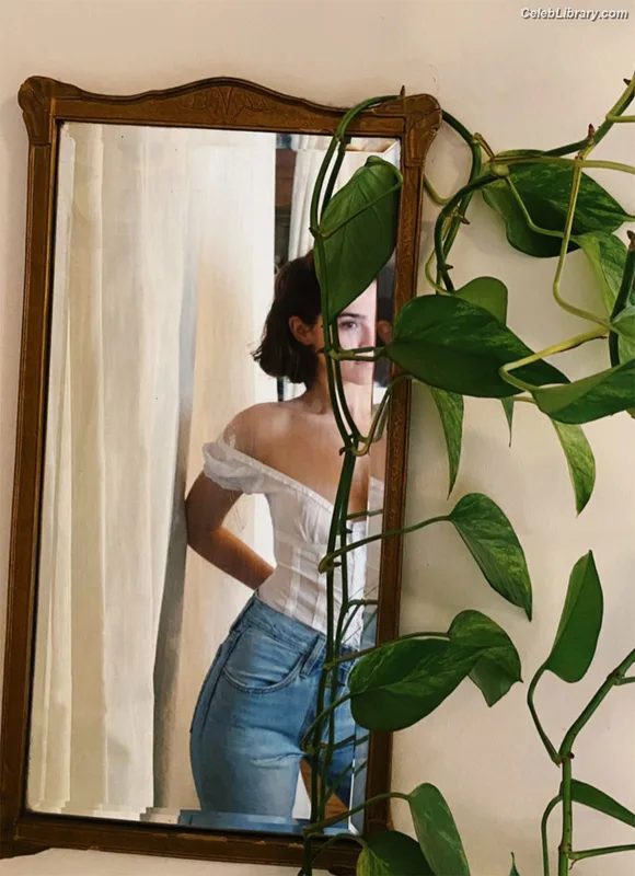 Zoey Deutch photo 19 of 1461