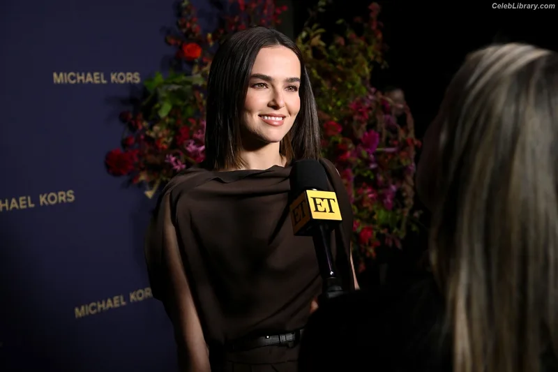 Zoey Deutch photo 1 of 1461