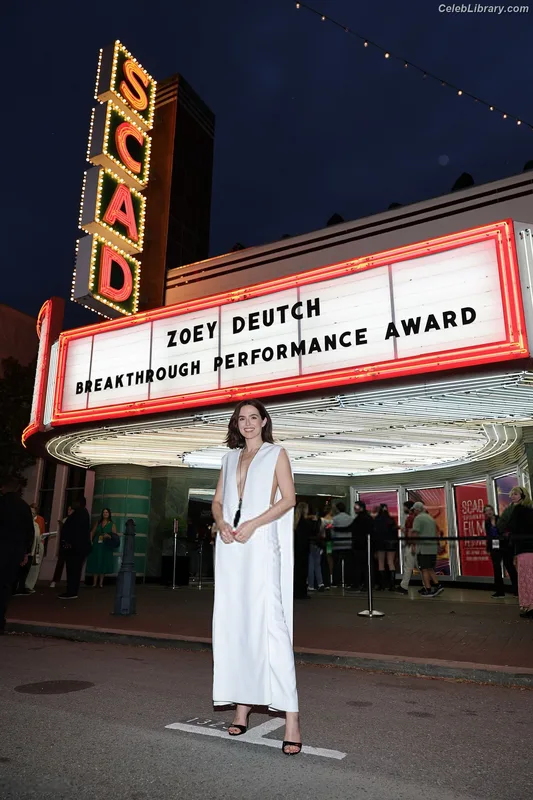Zoey Deutch photo 11 of 1461
