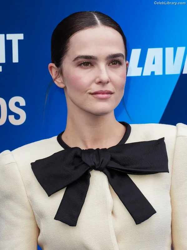 Zoey Deutch photo 7 of 1461