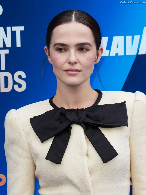 Zoey Deutch photo 8 of 1461