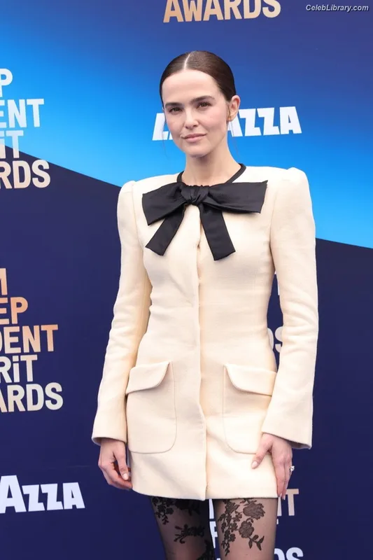 Zoey Deutch photo 11 of 1461