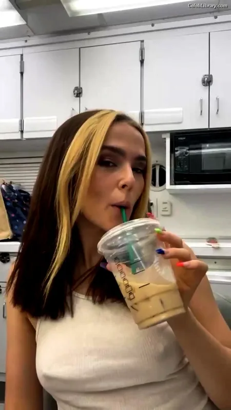 Zoey Deutch photo 22 of 1461