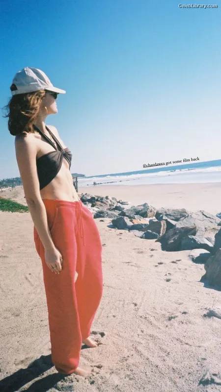 Zoey Deutch photo 22 of 1461