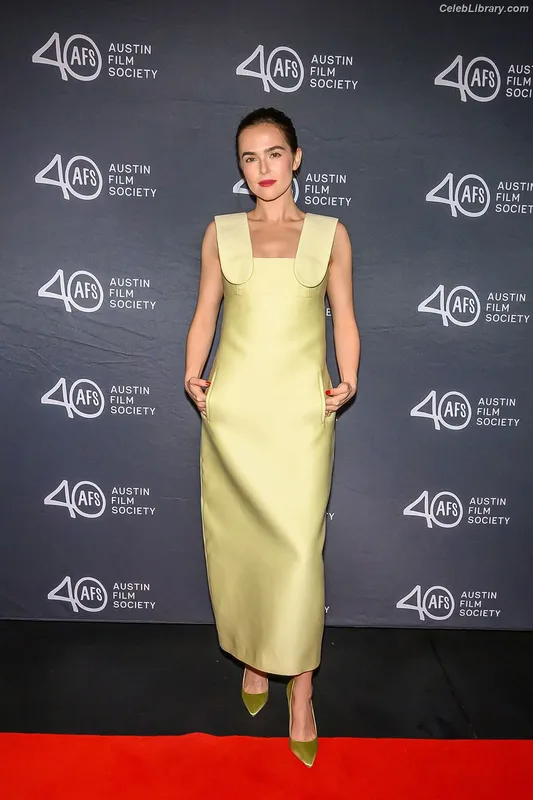 Zoey Deutch photo 4 of 1461