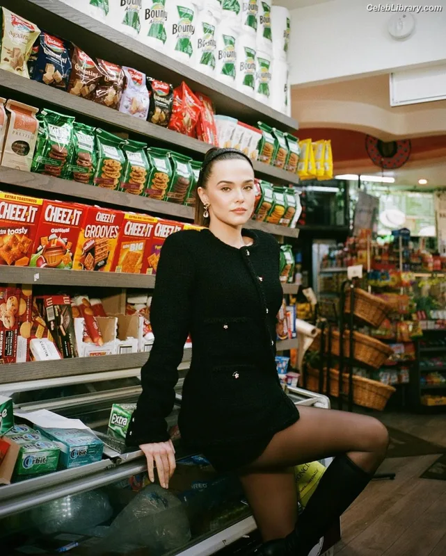 Zoey Deutch photo 3 of 1461