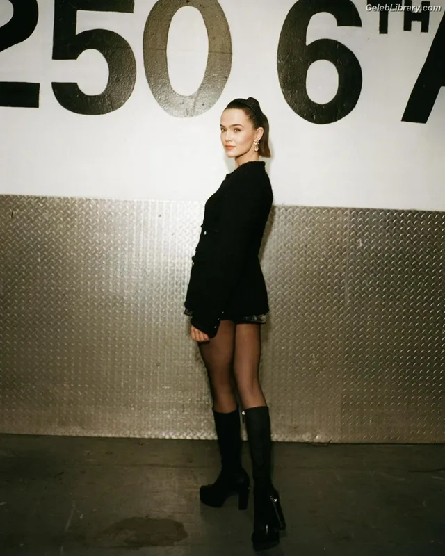 Zoey Deutch photo 15 of 1461