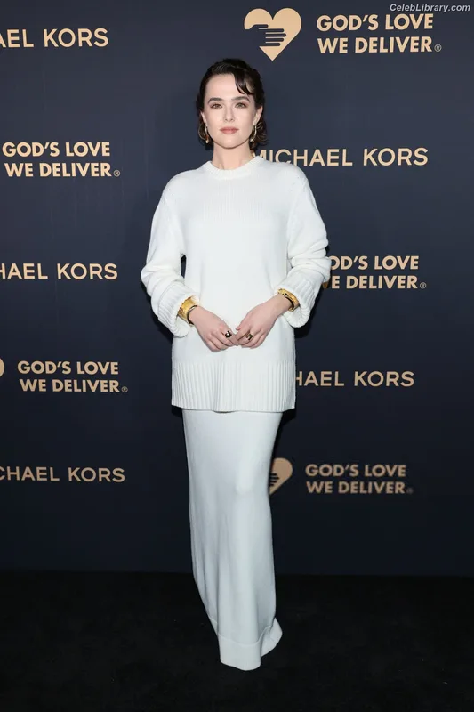 Zoey Deutch photo 16 of 1461