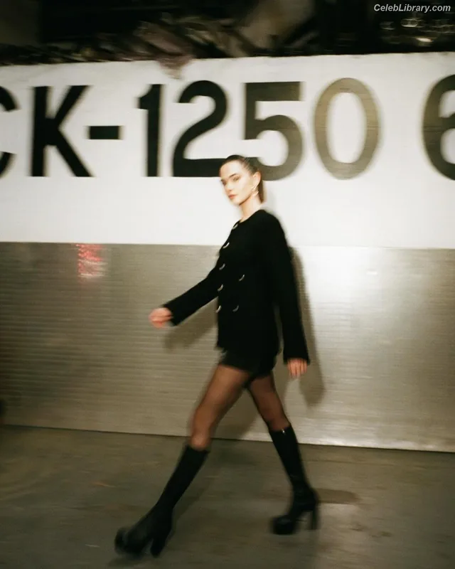 Zoey Deutch photo 3 of 1461