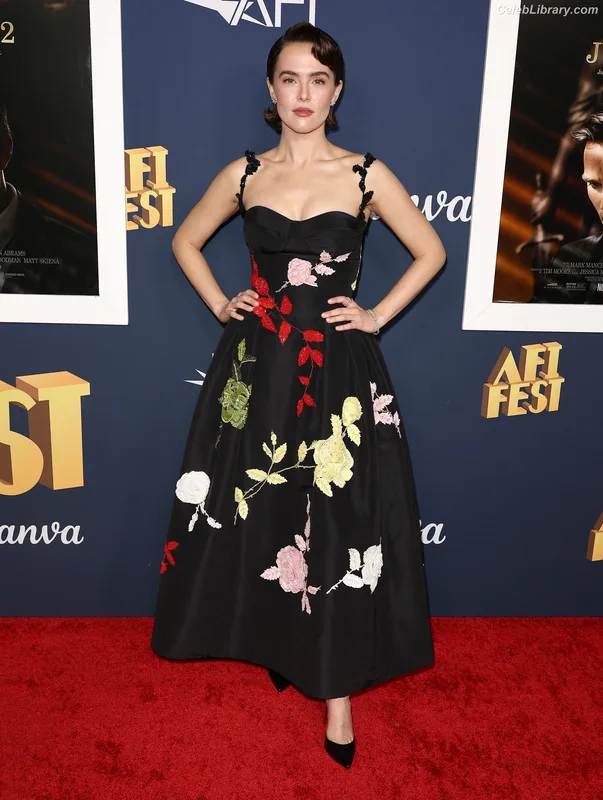 Zoey Deutch photo 19 of 1461