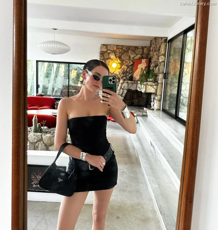 Zoey Deutch photo 21 of 1461