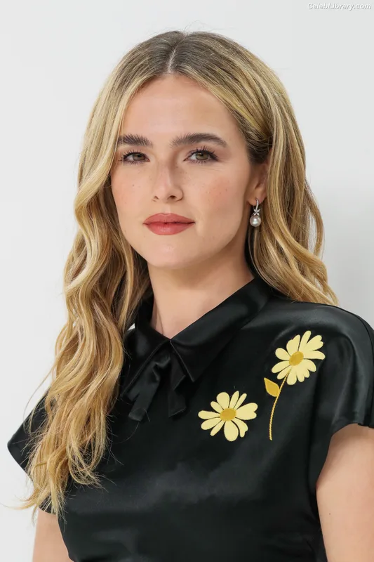 Zoey Deutch photo 1 of 1461