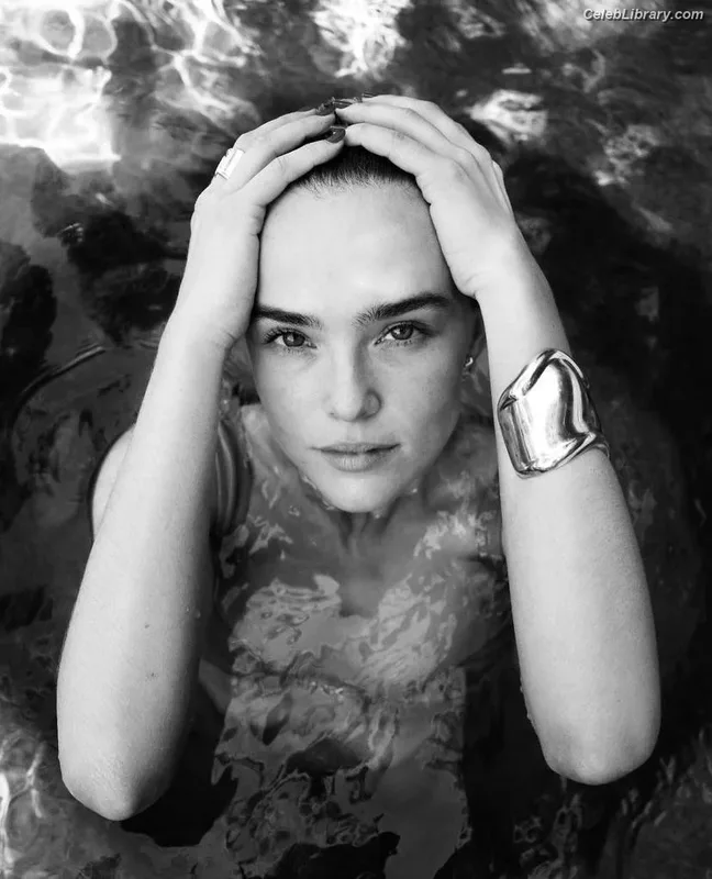Zoey Deutch photo 4 of 1461