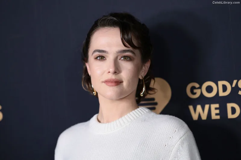 Zoey Deutch photo 13 of 1461