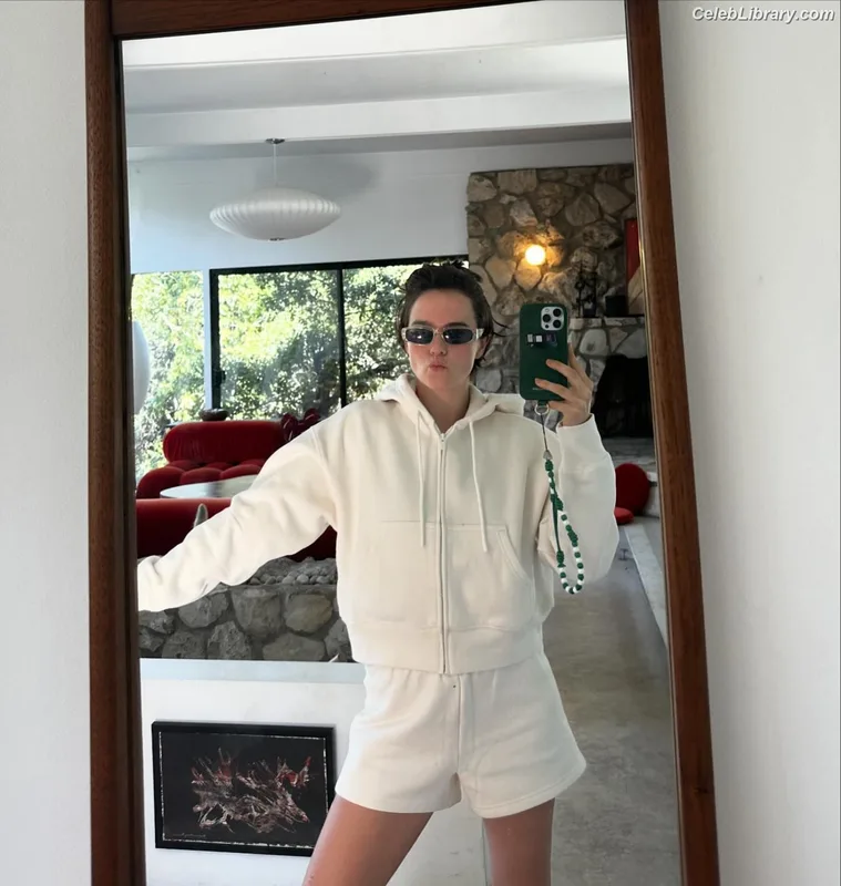 Zoey Deutch photo 15 of 1461