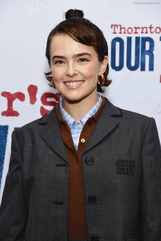 Zoey Deutch photo 17 of 1461