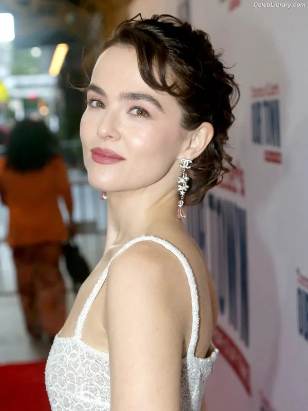 Zoey Deutch photo 3 of 1461