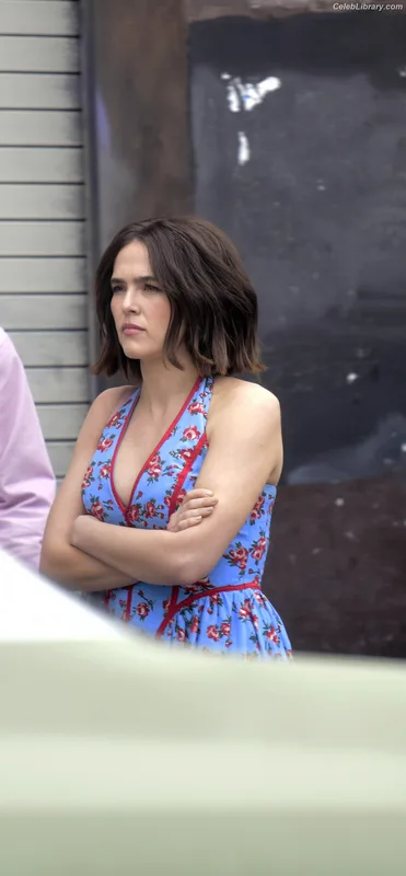 Zoey Deutch photo 9 of 1461
